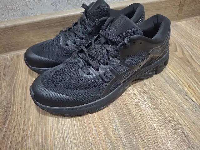 Кроссовки Asics, Худжанд