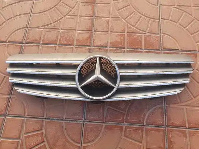 Решетка радиатора от Mercedes W209, Худжанд