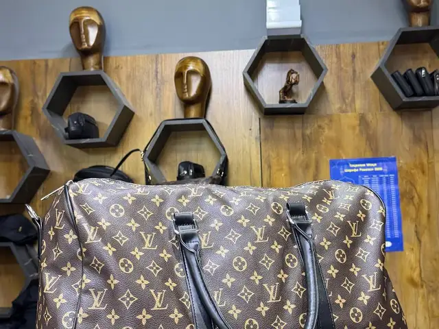 Мужская кожаная сумка из бренда Louis Vuitton, Душанбе - 3