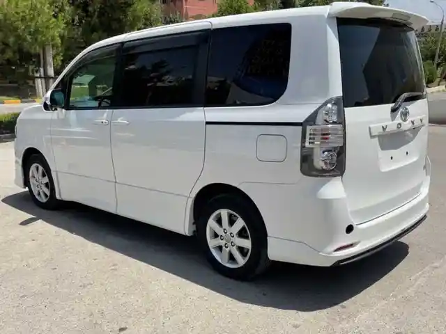 Не тонированные стекла для Toyota Voxy, Душанбе