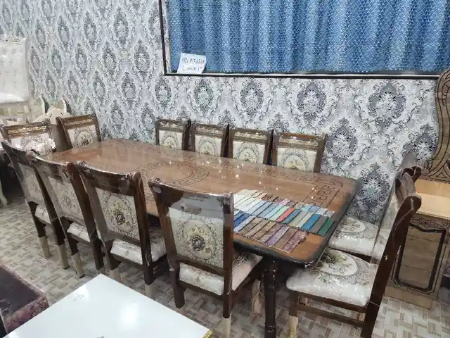 Стол и стулья, Дӯстӣ (Ҷиликул)