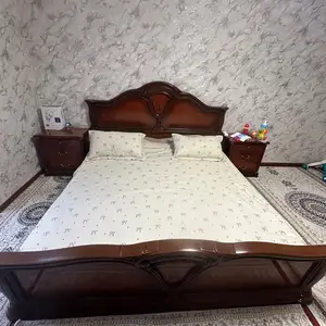 Двуспальная кровать и две тумбы, Душанбе