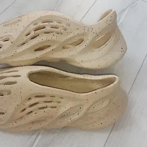 Кроссовки Иззи из ПВХ резиновые, Хуҷанд