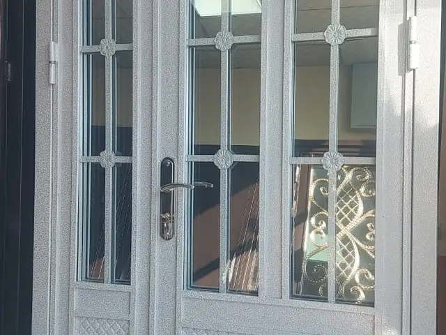 Дархои шишагин, Душанбе