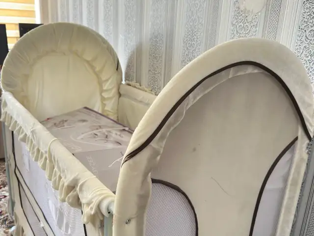 Детская кроватка-манеж в нежном кремовом цвете, Хуҷанд