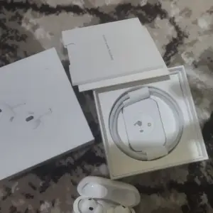 Беспроводные наушники AirPods, Шахринав