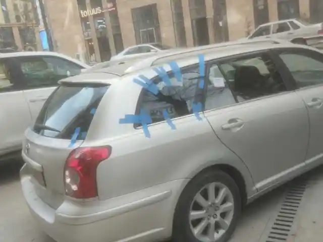 Задние не тонированные стекла на Toyota Avensis, Душанбе