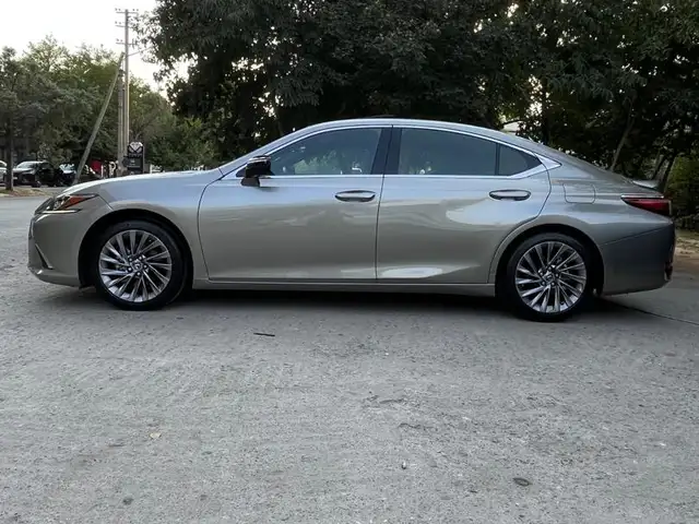 Lexus ES series