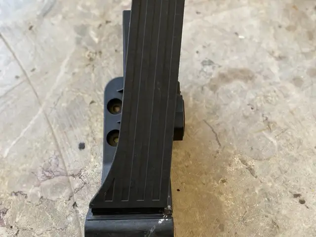 Педаль газа Mercedes W204 W212 GLK A2043000204, Худжанд