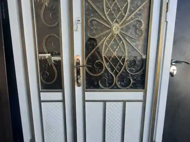 Стеклянная дверь, Душанбе