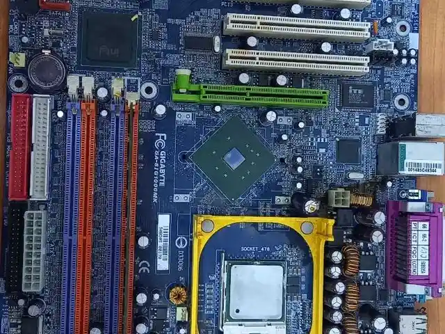 Материнская плата Gigabyte-GA 8IG1000, Варзоб