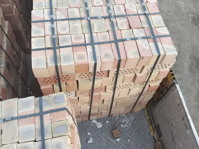 Хишти пухтаи сурохдор, Худжанд